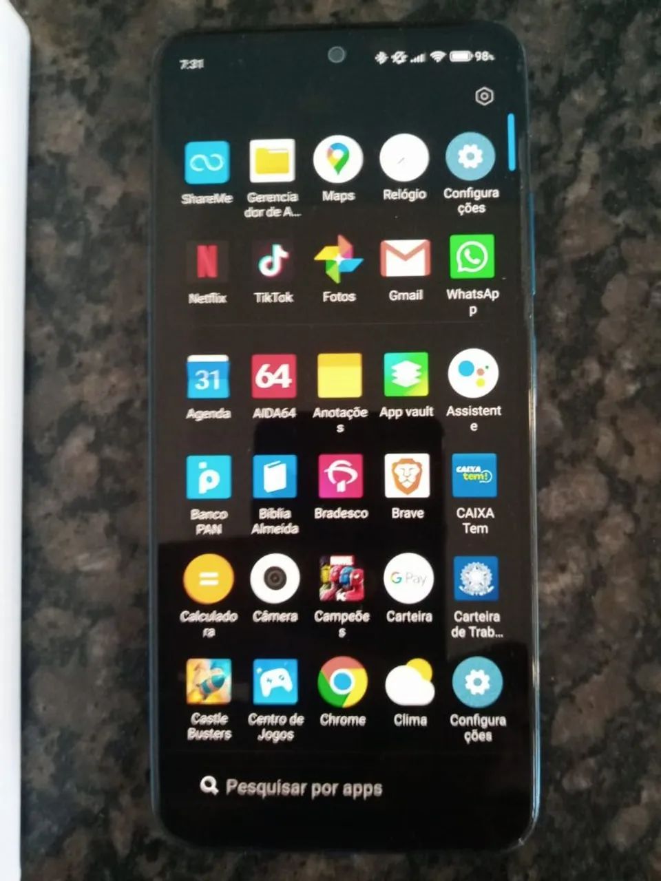 Redimi note 11 possui algumas marcas de uso.