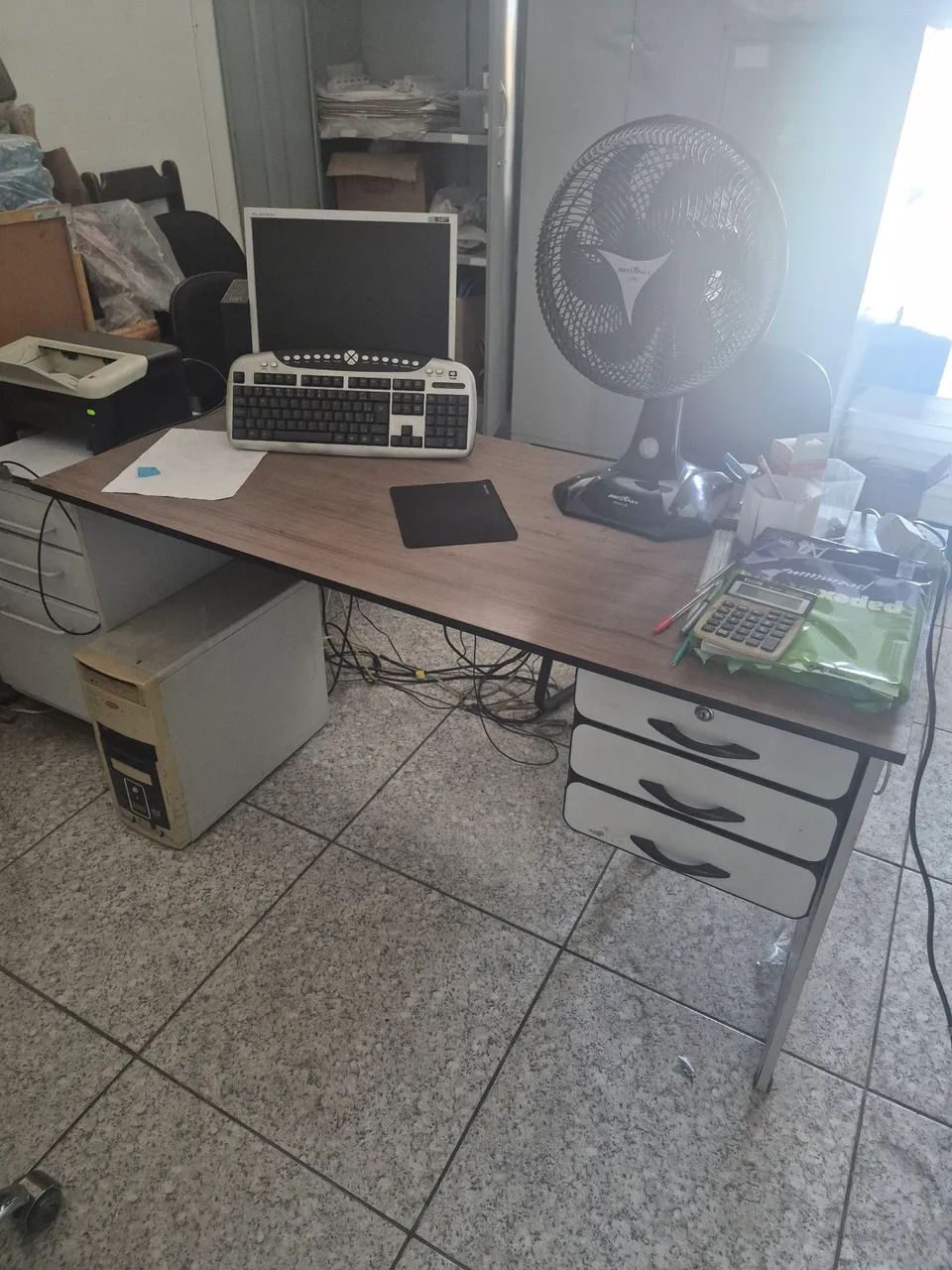 Mesa de escritório 1,4m com 3 gavetas - Foto 2