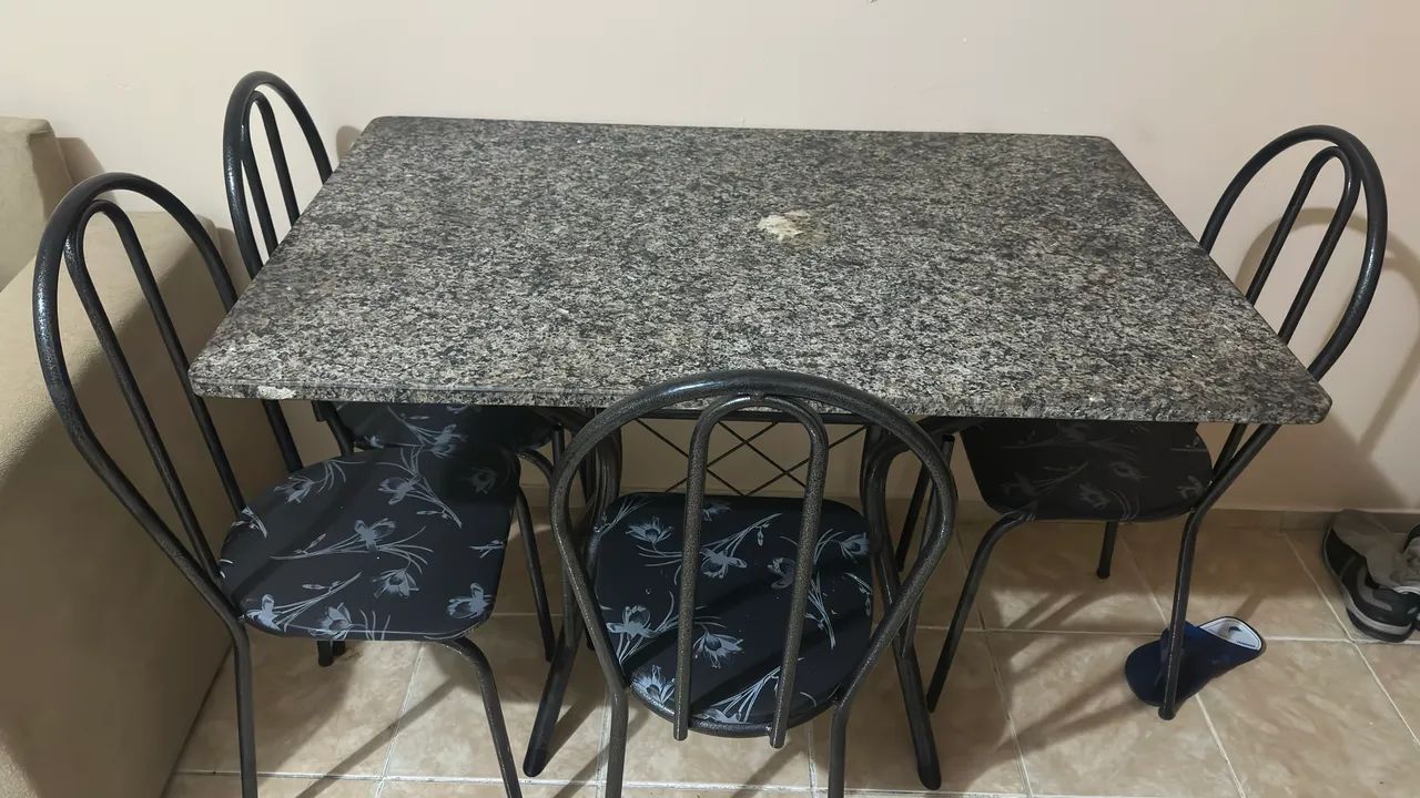 Mesa com 4 cadeiras
