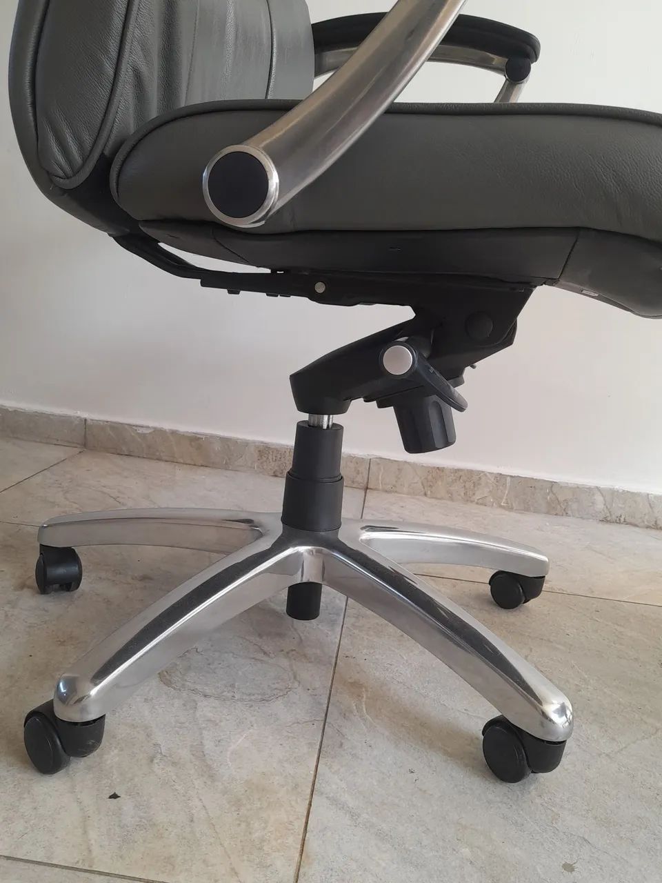 Cadeira Boss giratória Marelli  - Foto 4