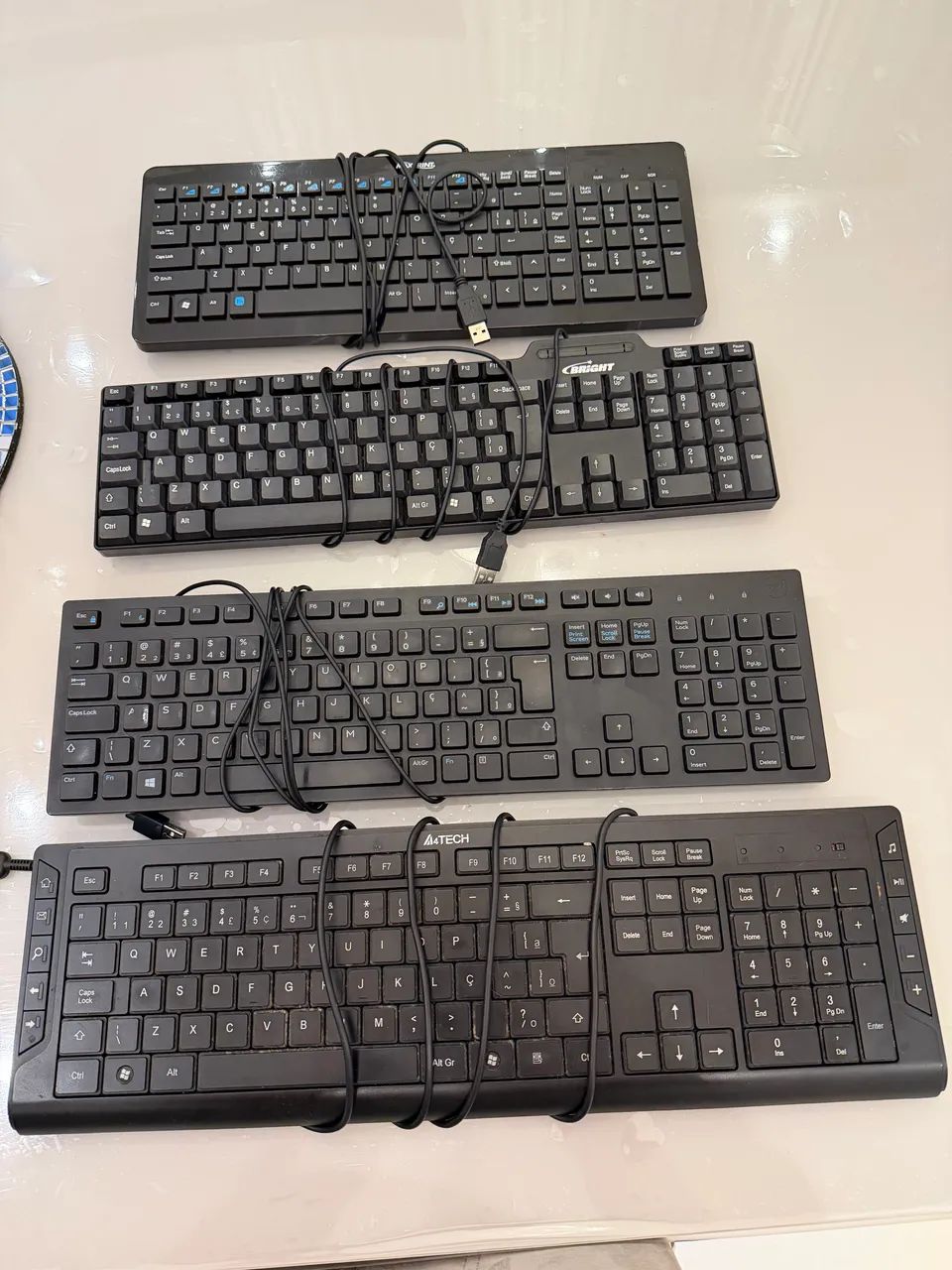04 teclados para PC 48,00 pelos 4. 