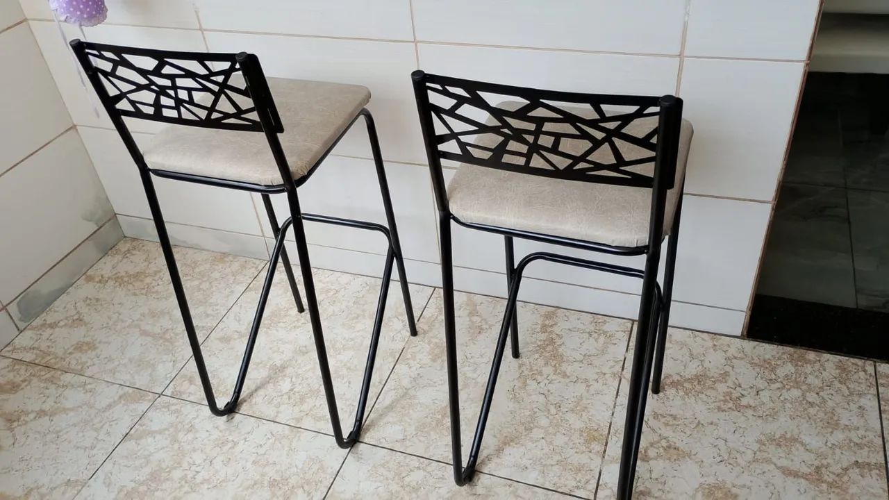 Vendo duas cadeiras altas para bancada - Foto 2