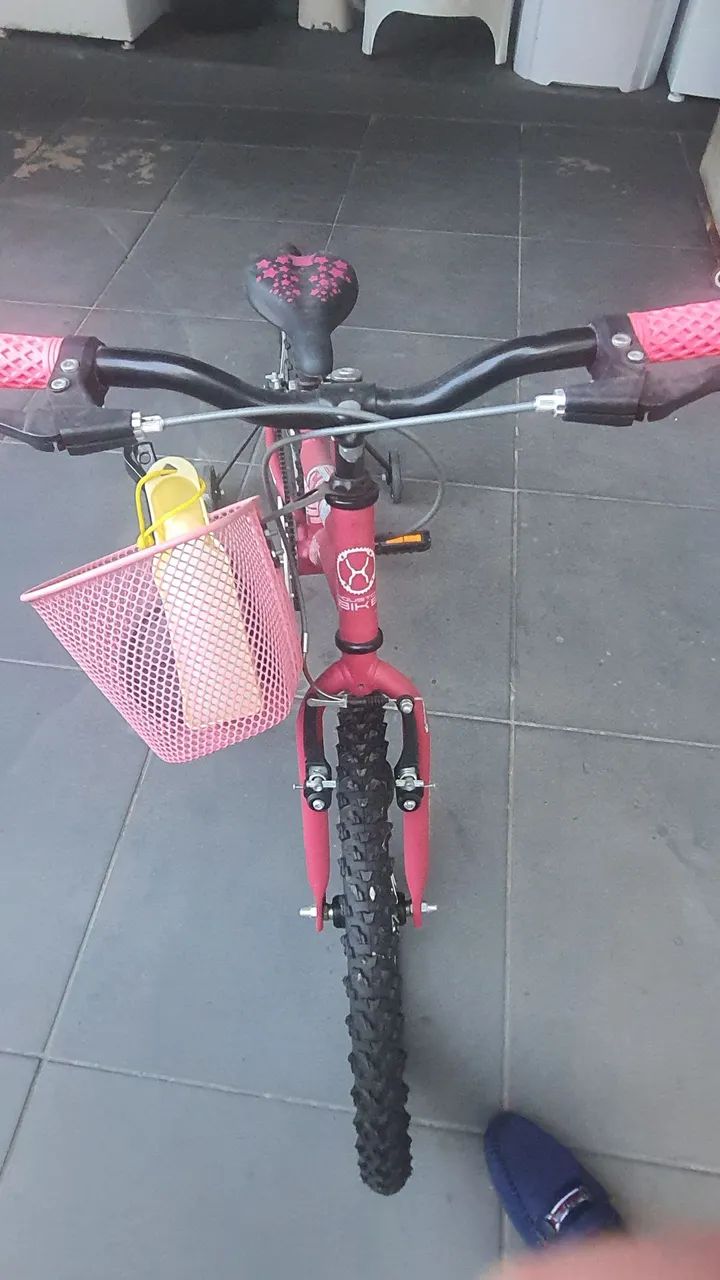 Bicicleta infantil de menina- cor de rosa- com cestinha e rodinhas  - Foto 2