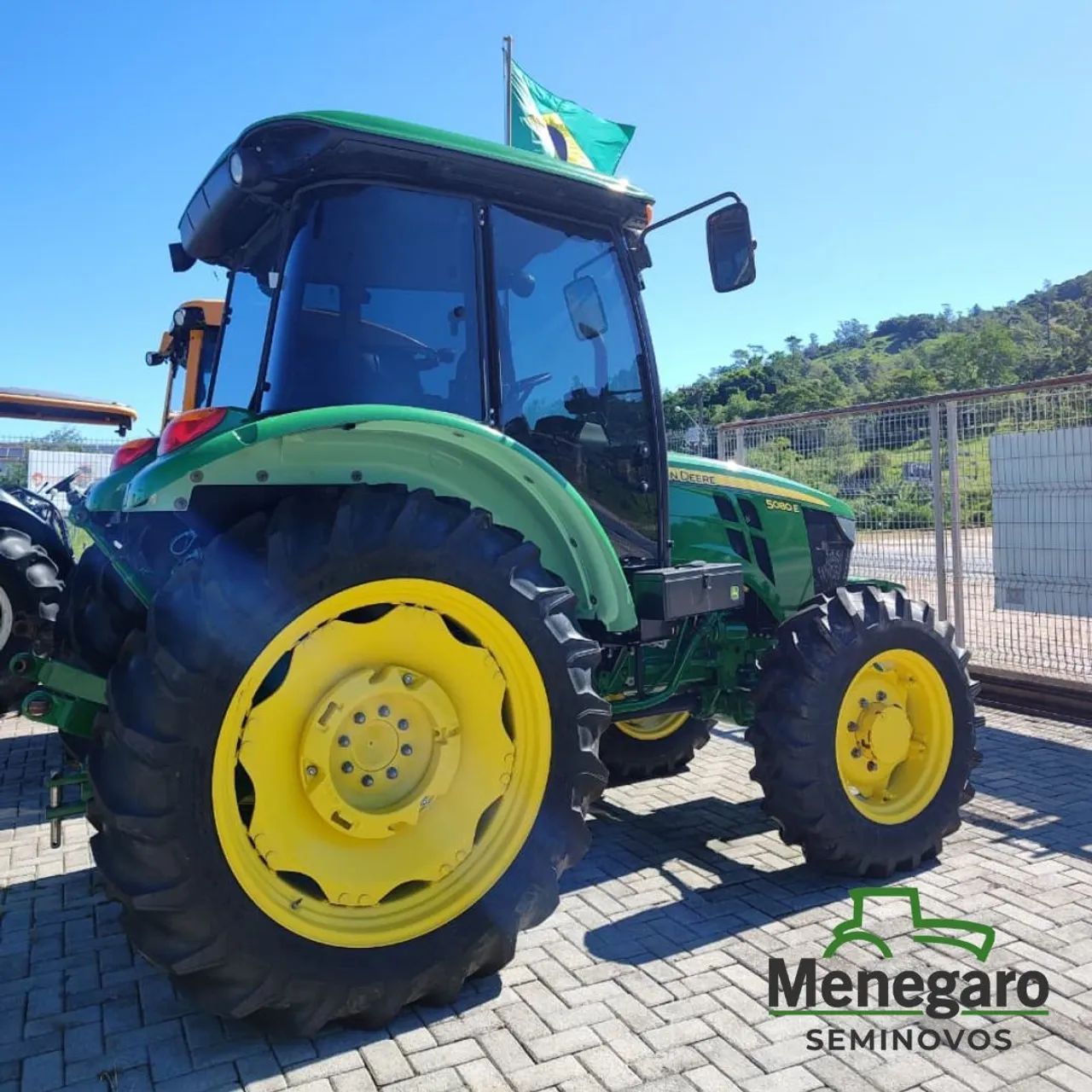 TRATOR JOHN DEERE 5080E - ANO 2025 - Foto 3