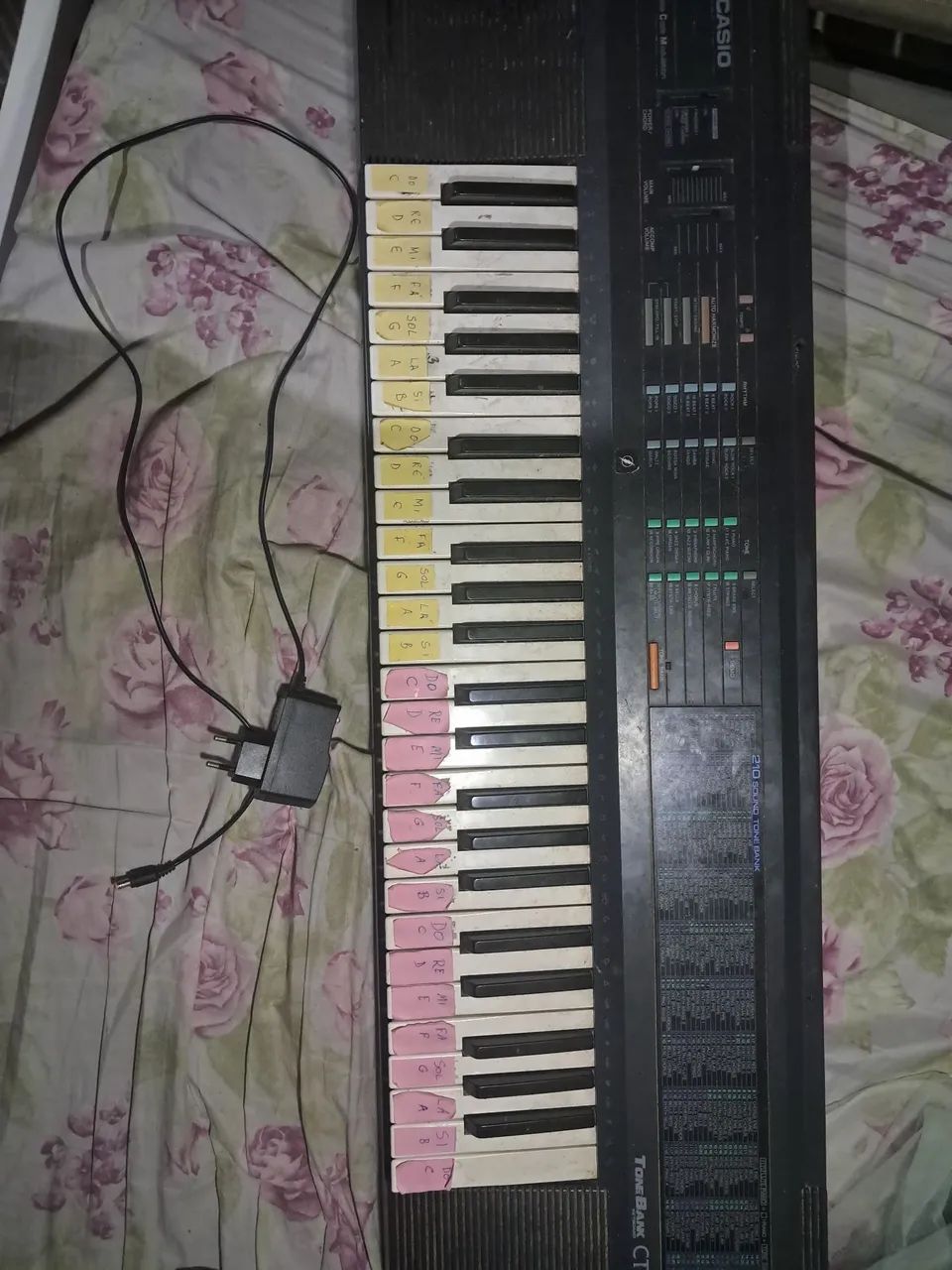 Teclado Casio 210 ritmos usado