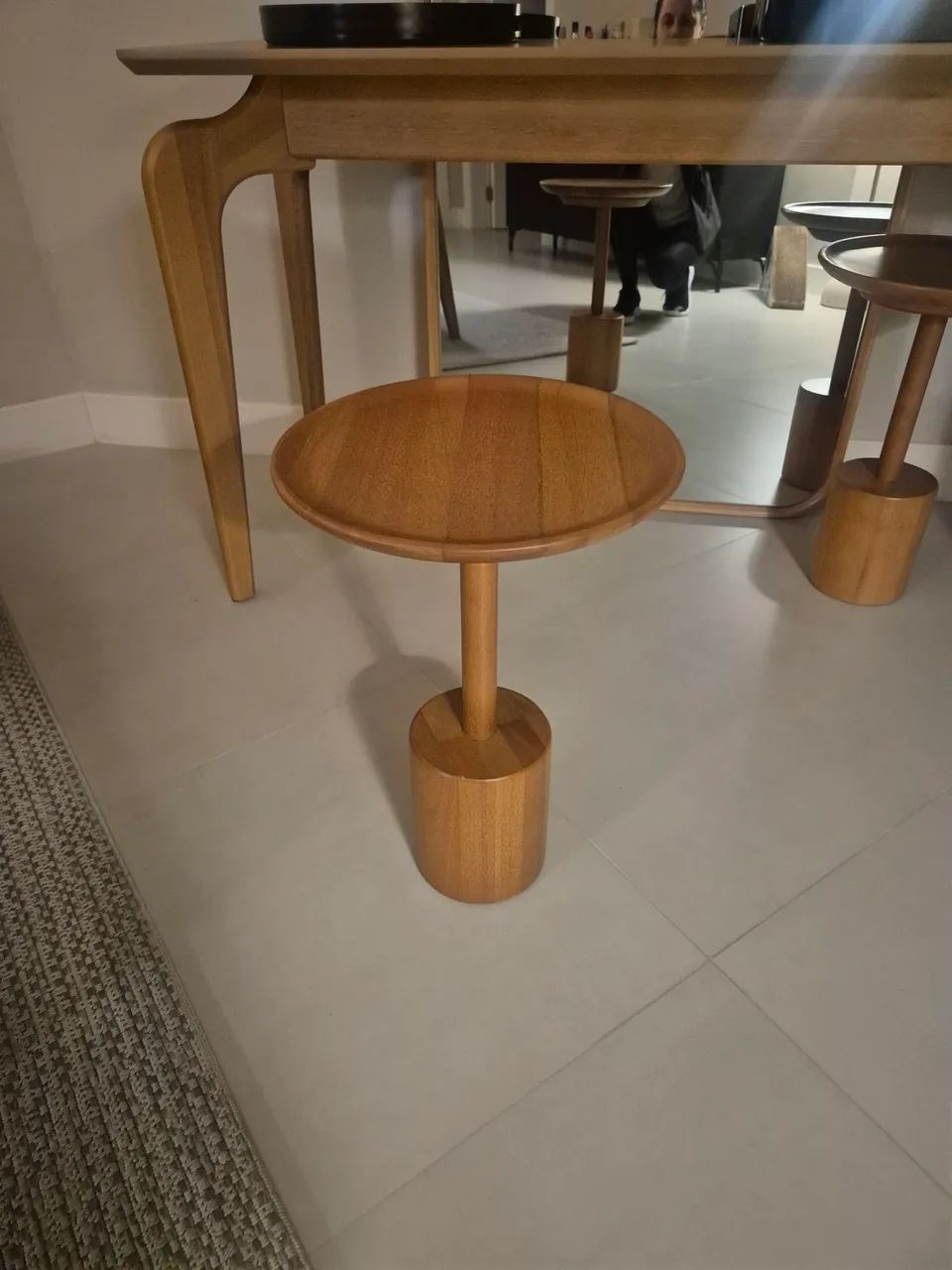 Mesa lateral em madeira maciça