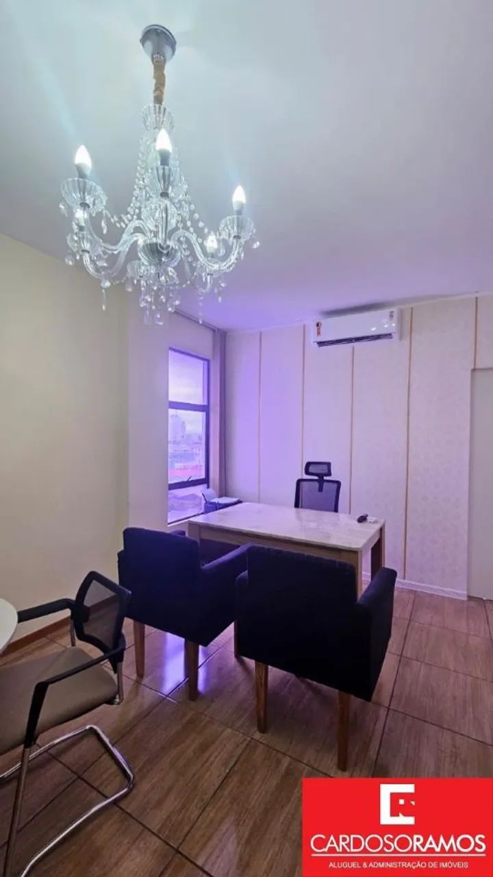 Sala decorada e mobiliada com 25m², banheiro, subdividida em dois ambientes sendo, uma sal - Foto 2