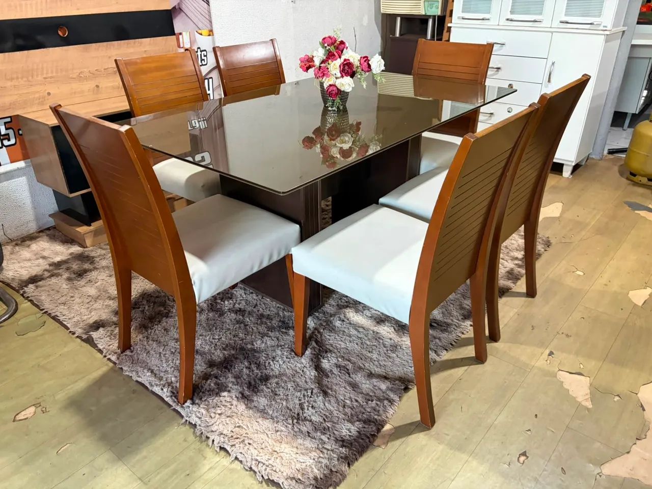 Mesa de vidro laka ótimo estado, cadeiras courino