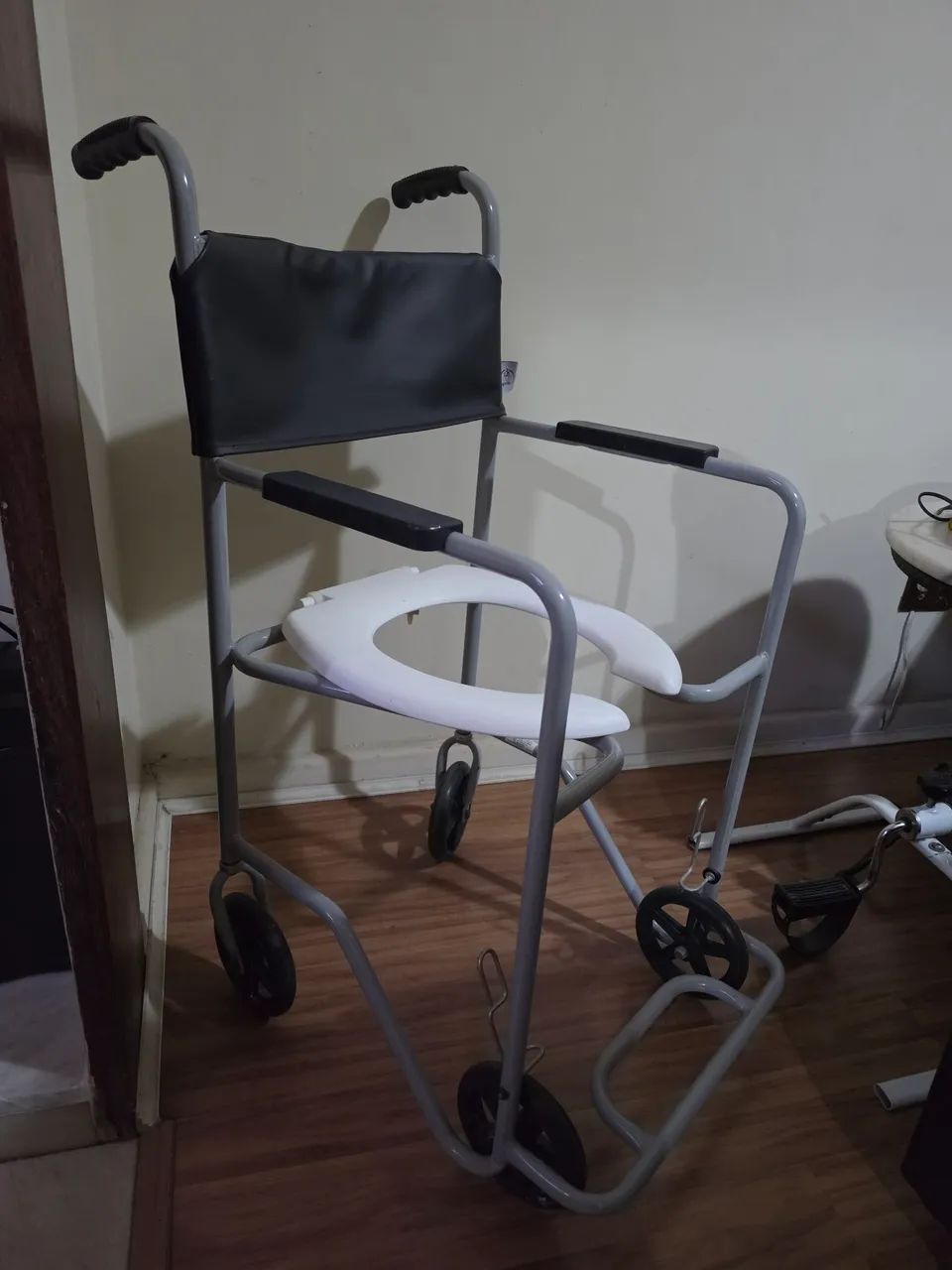 Cadeira higiênica e andador - Foto 4
