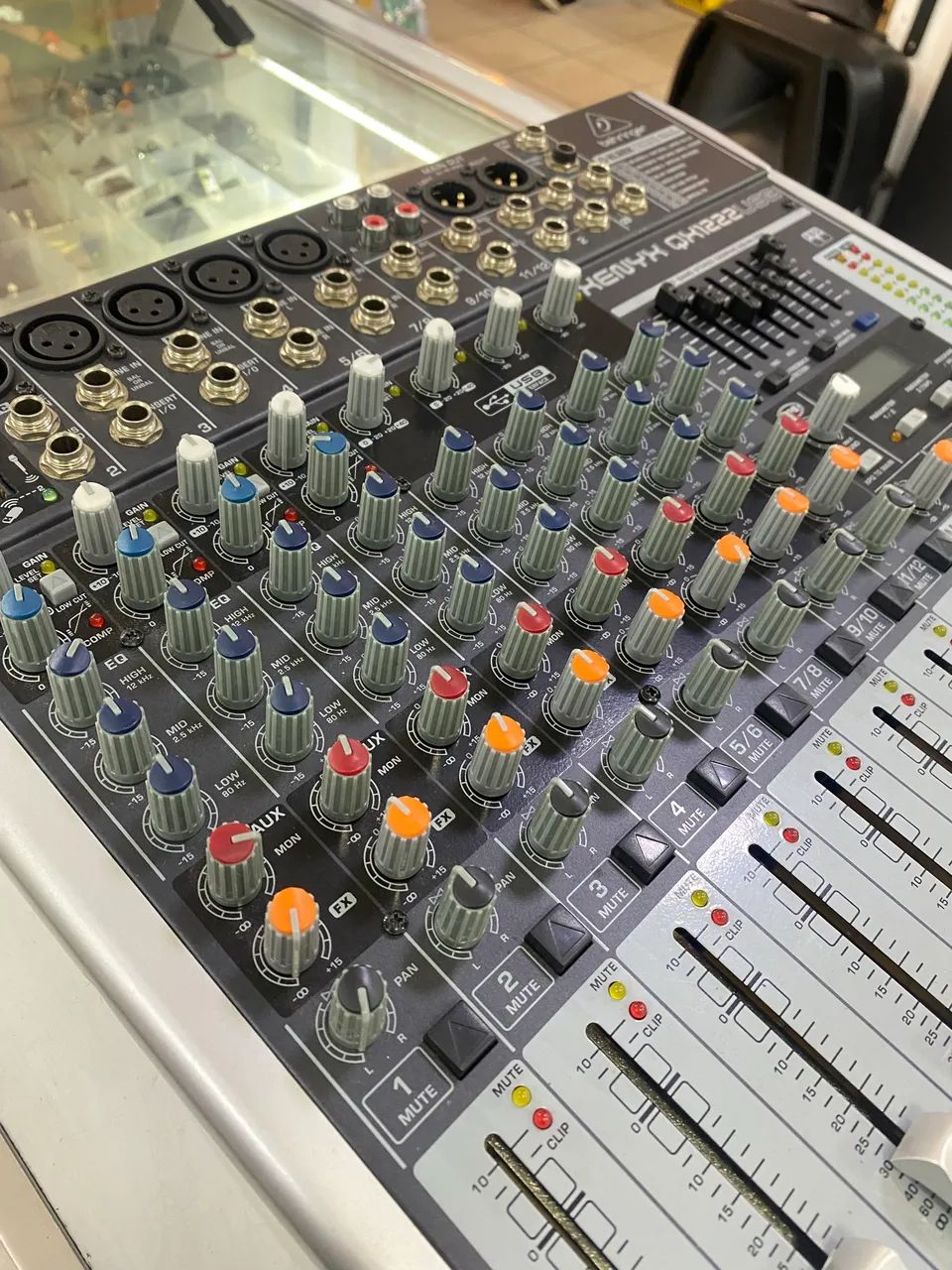 Mesa de som Behringer QX 1222 USB  - Foto 5