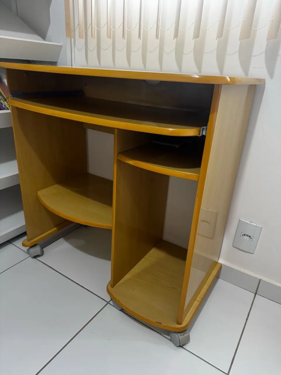 Mesa/escrivaninha para computador em madeira. Usada e conservada. R$ 280. - Foto 3