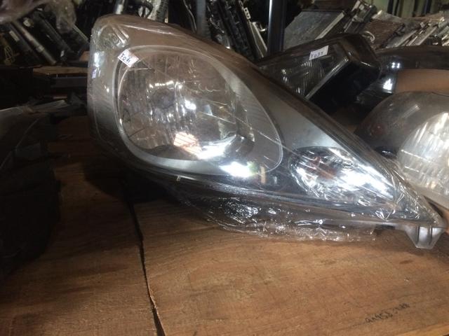 Farol direito Honda fit