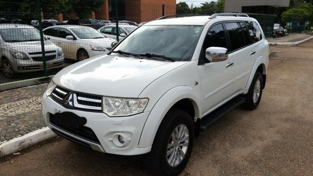 Pajero Dakar 3.2 HPE, 7 lugares, na cor branca. 2013/2014