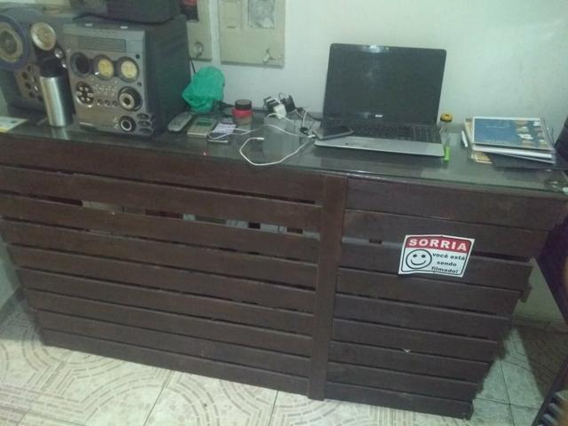 Balcão de palete com tampo de vidro