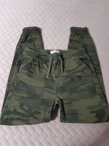 calça camuflada renner