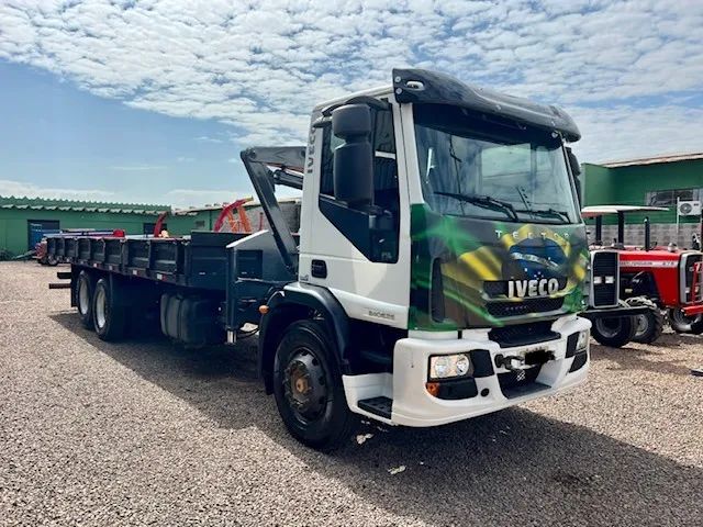 Caminhão Iveco Tector 240E25 c/ Munck - Foto 2