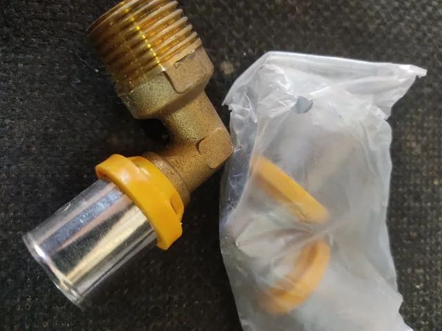 Cotovelo Macho Prensar Gás 16mm x 1/2 - Foto 2