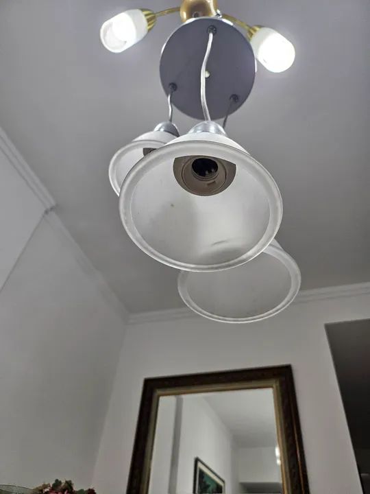 Vendo lustre 3 spots para lâmpadas em ótimo estado  - Foto 2
