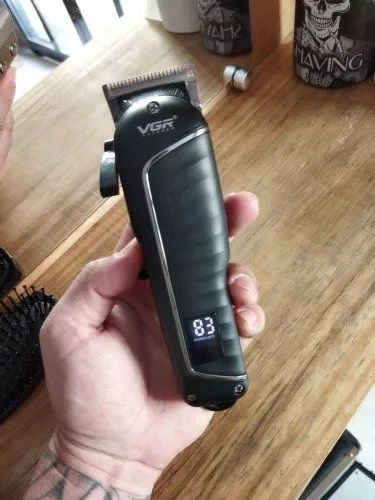 Máquina de Cortar Cabelo Profissional Vgr versão black?Display em led?lâmina aço carbono