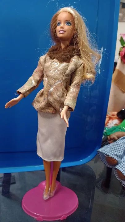 Barbie Mattel com roupas e sapato  LINDA 