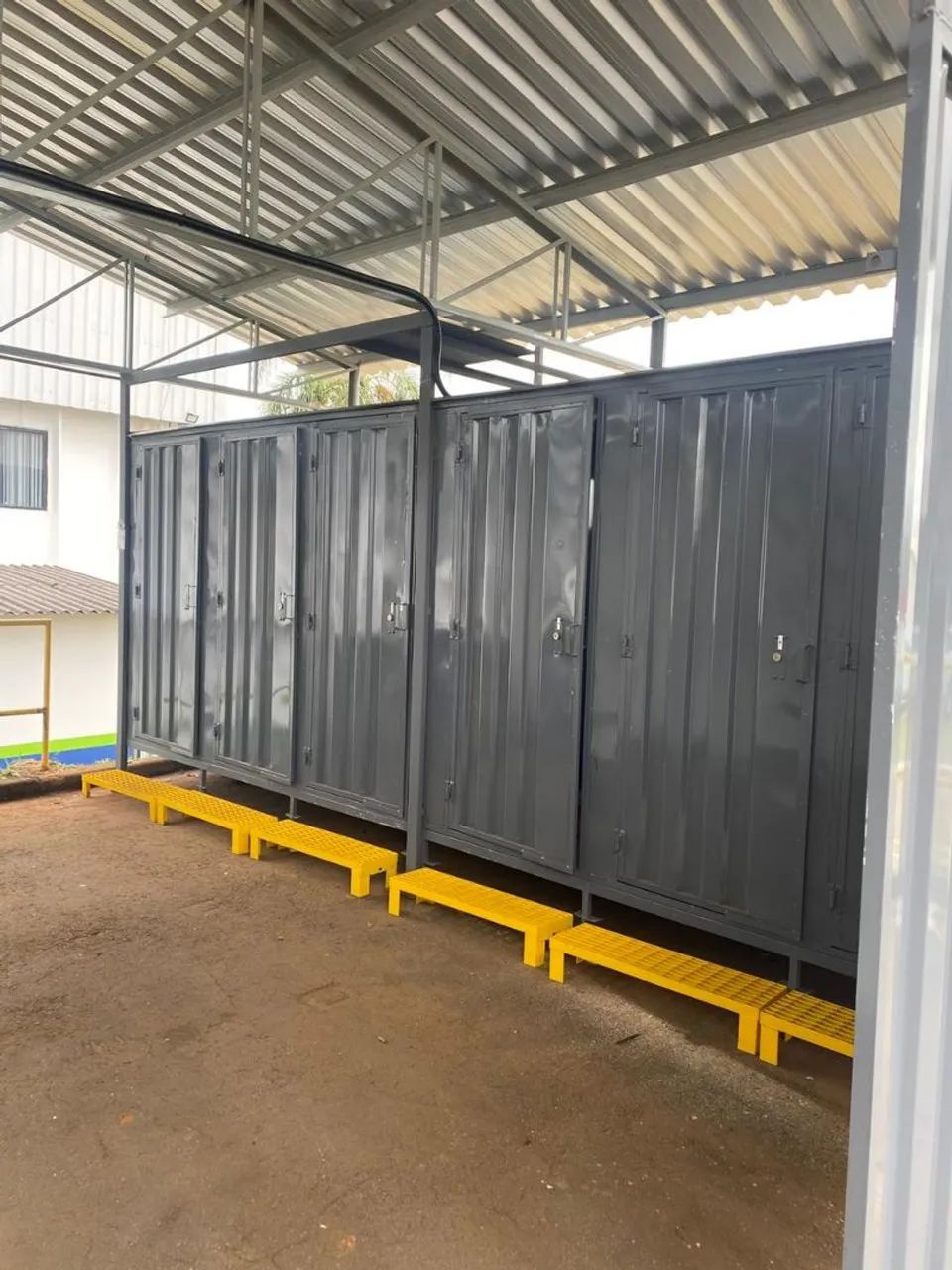 Banheiro desmontável em containers