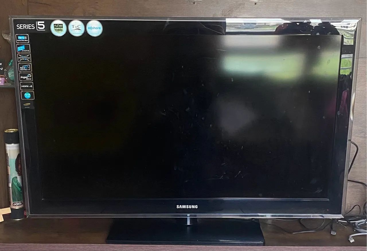 TV, sofá e uma poltrona amarela
