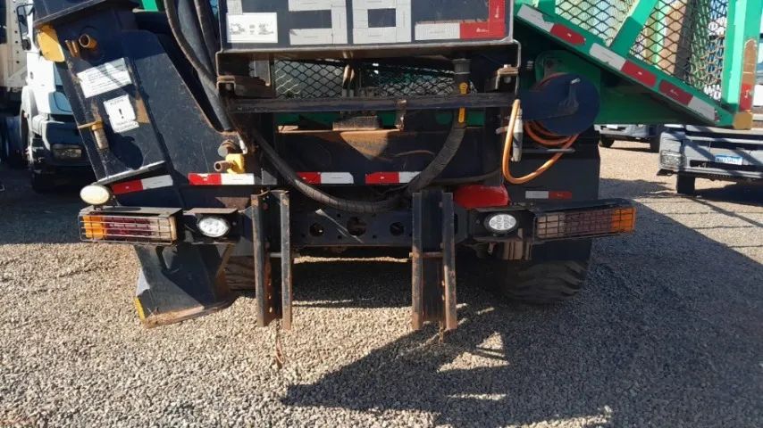 caminhão autônomo MB 3131 8x4 c/ pneu alta flutuação + transbordo santa izabel de 21 ton - Foto 4