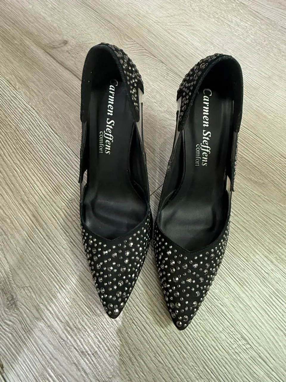 Scarpin preto com detalhes prata