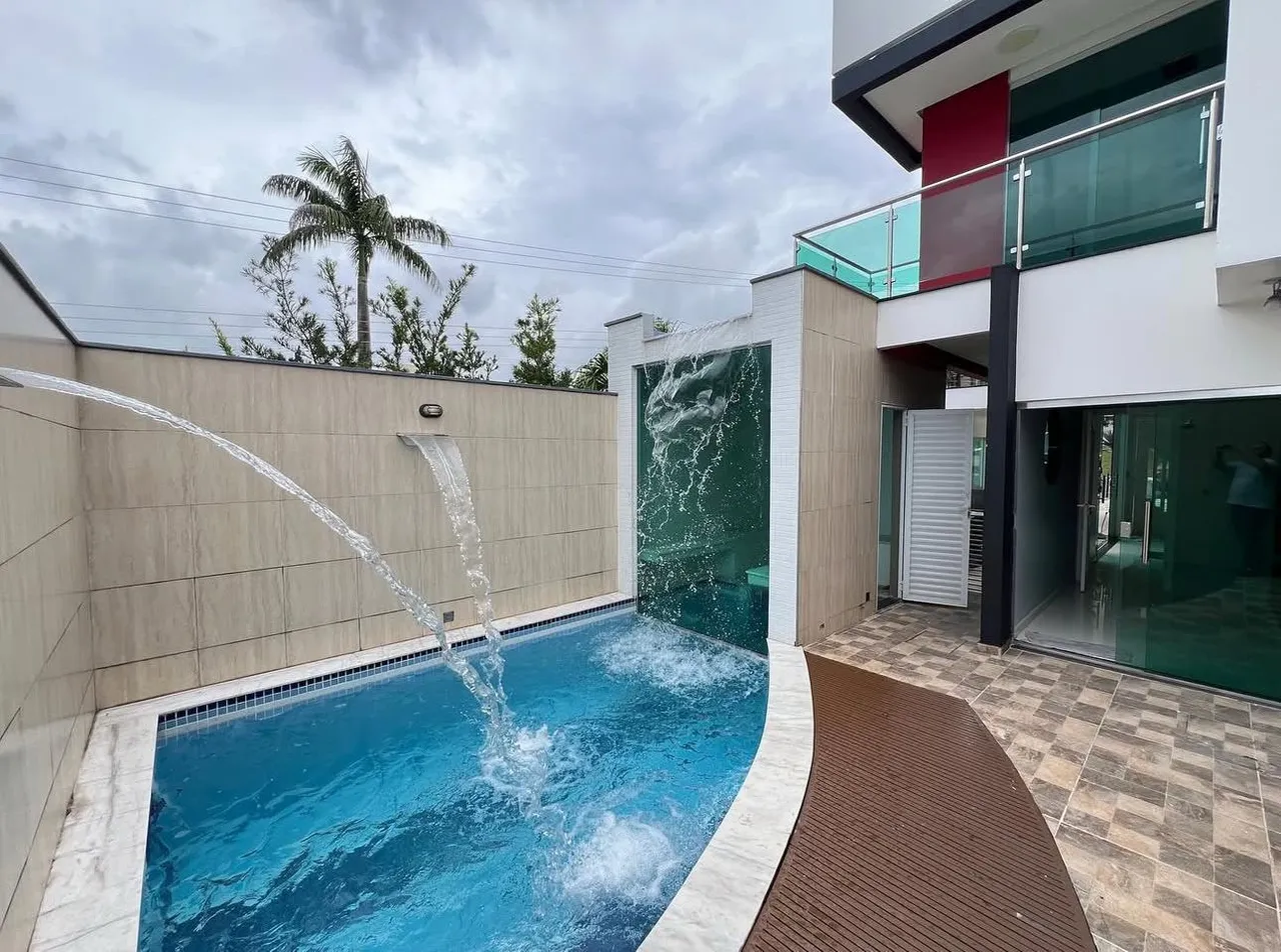 Belíssima casa triplex no Condomínio Tapajos com 04 suítes.