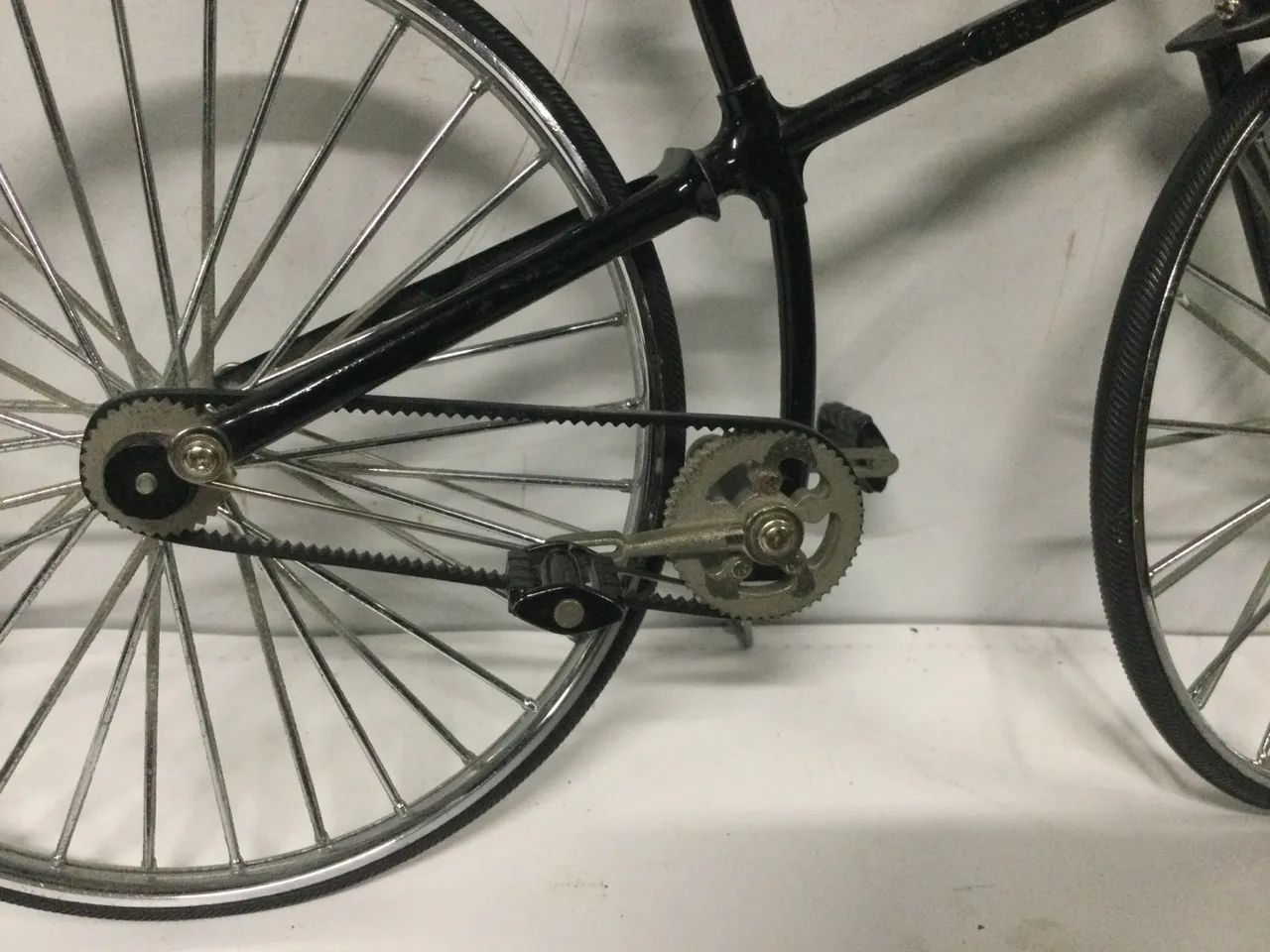 Bicicleta antiga de metal - Foto 2
