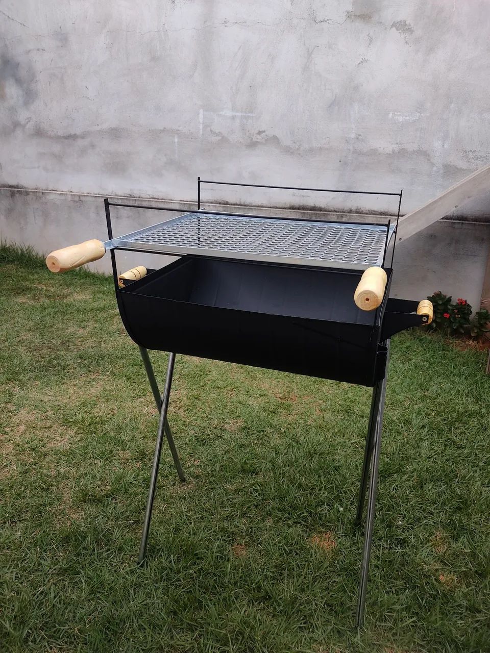 Churrasqueira Portátil de Metal com Grelha Tamanho Família  - Foto 5