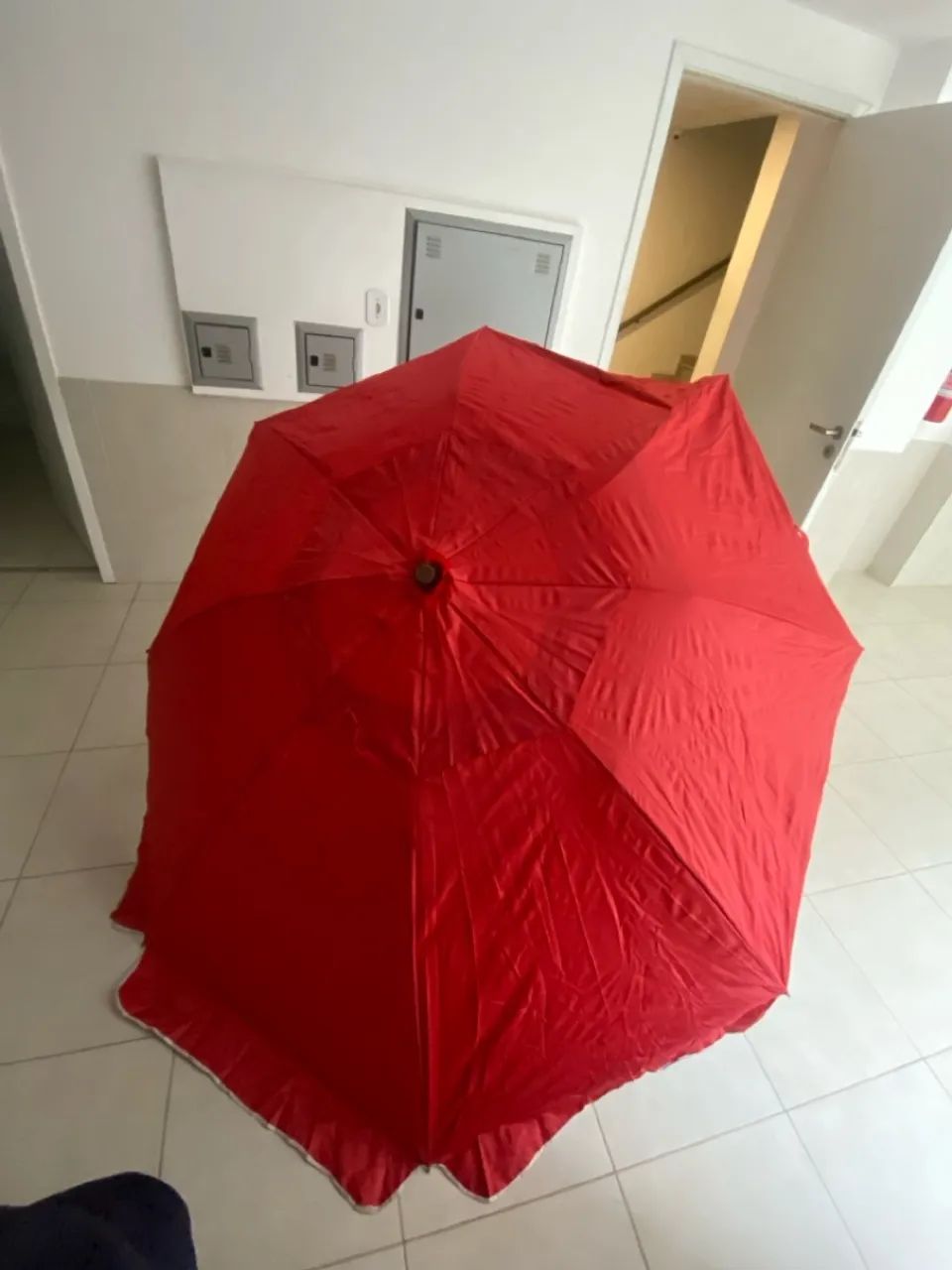 Guarda-sol vermelho para praia ou camping