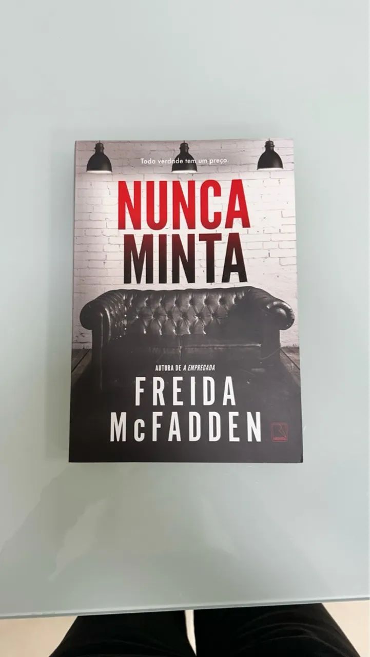 Livro Nunca Minta - Freida McFadden