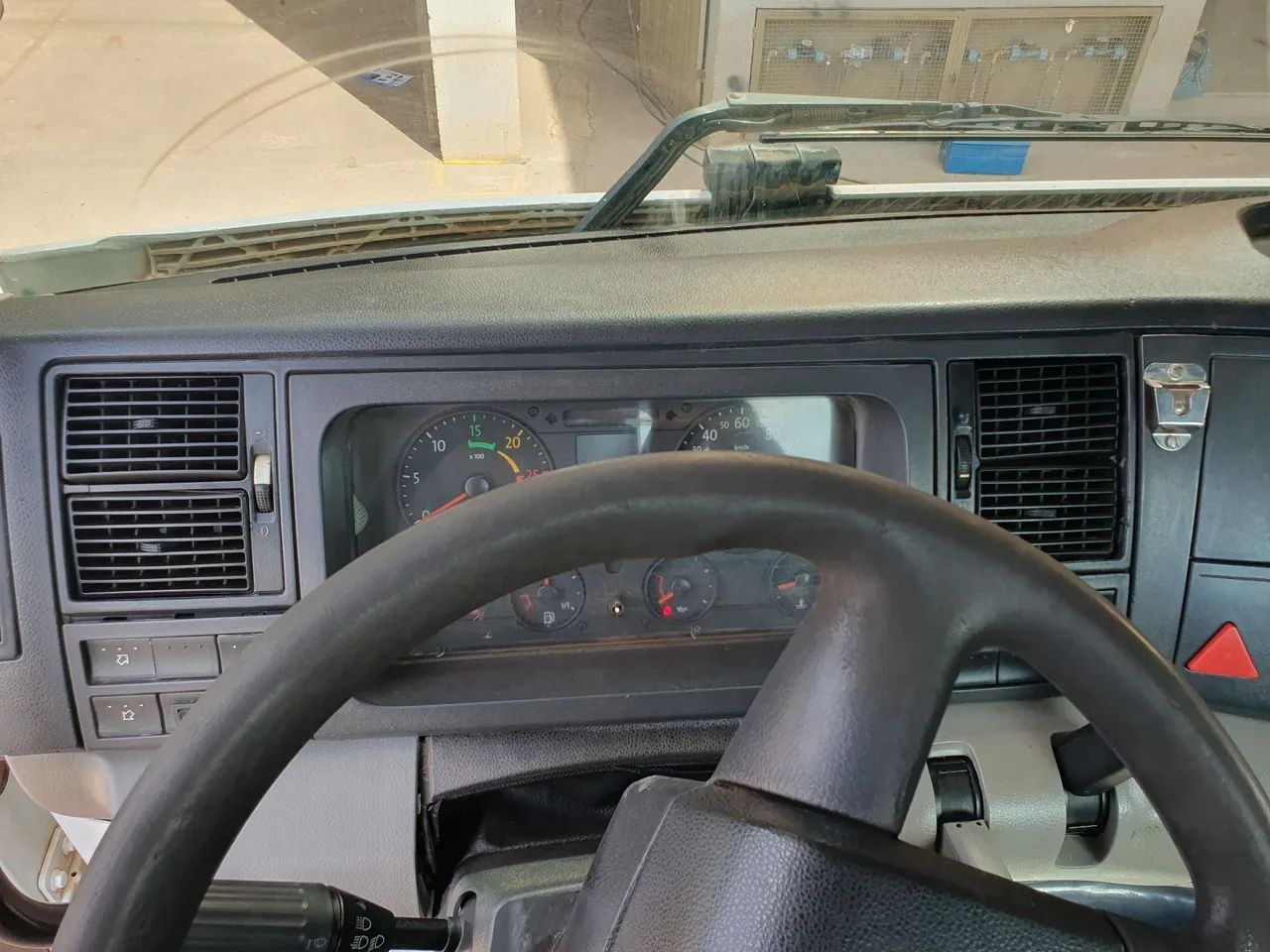 caminhão constelation 31320 pipa - Foto 11