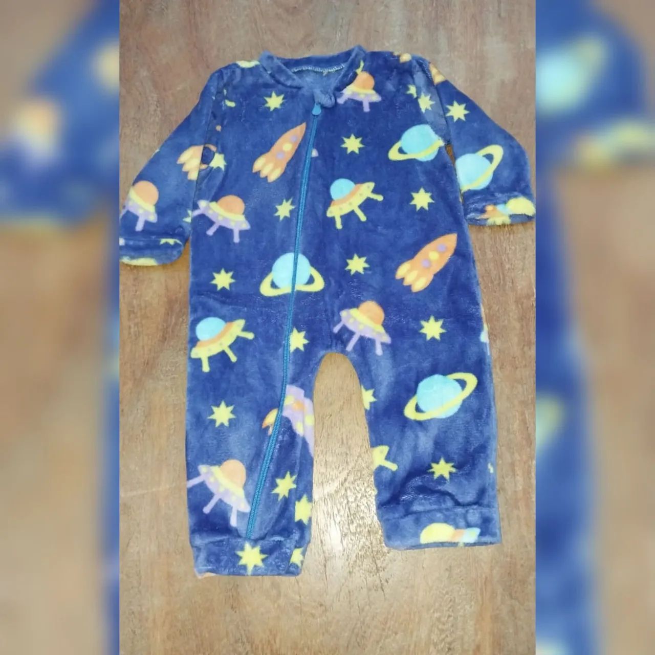 Macacão de bebê com estampa espacial