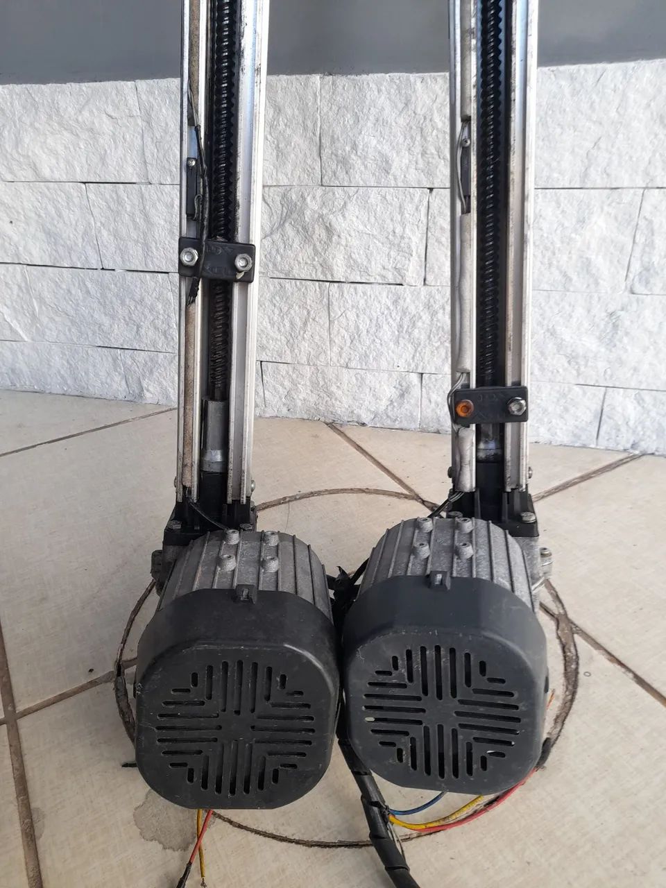 Vendo 2 motores portão pivotante  - Foto 3