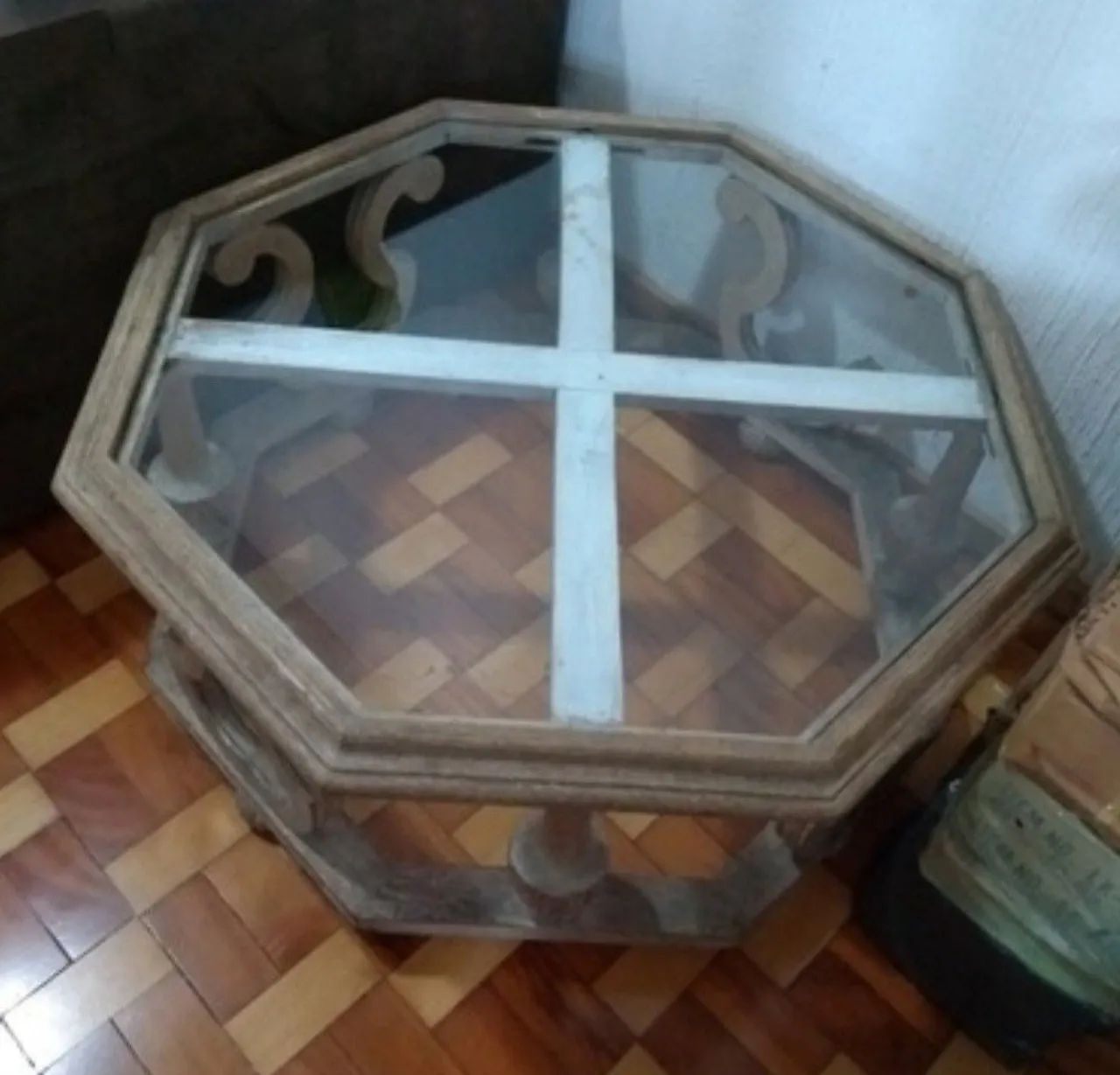 Mesa de centro em madeira com tampo de vidro