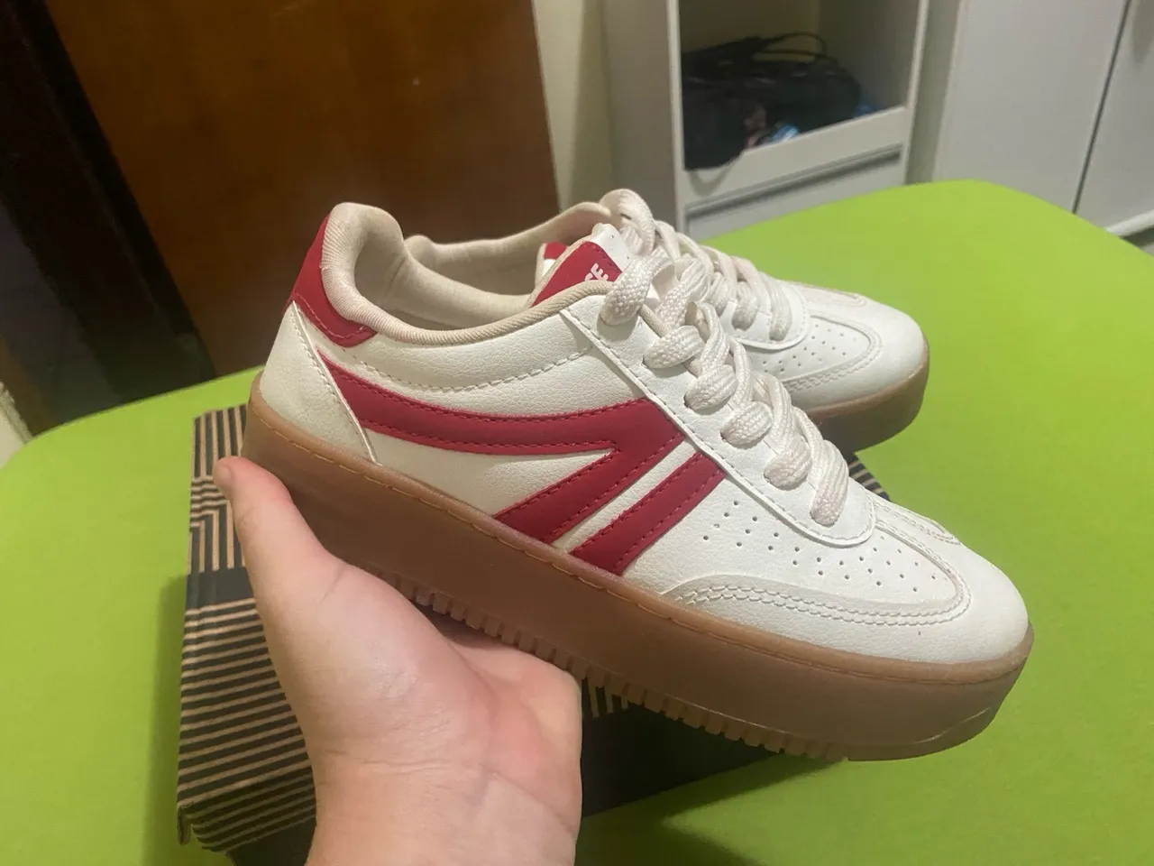 Tênis Branco com Detalhes Vermelhos