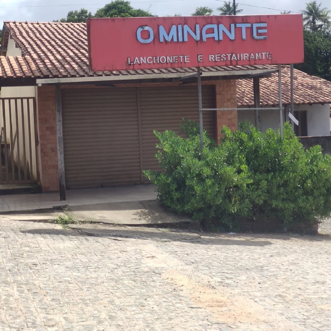 Vendo Casa - Com Excelente ponto comercial em frente ao Minante
