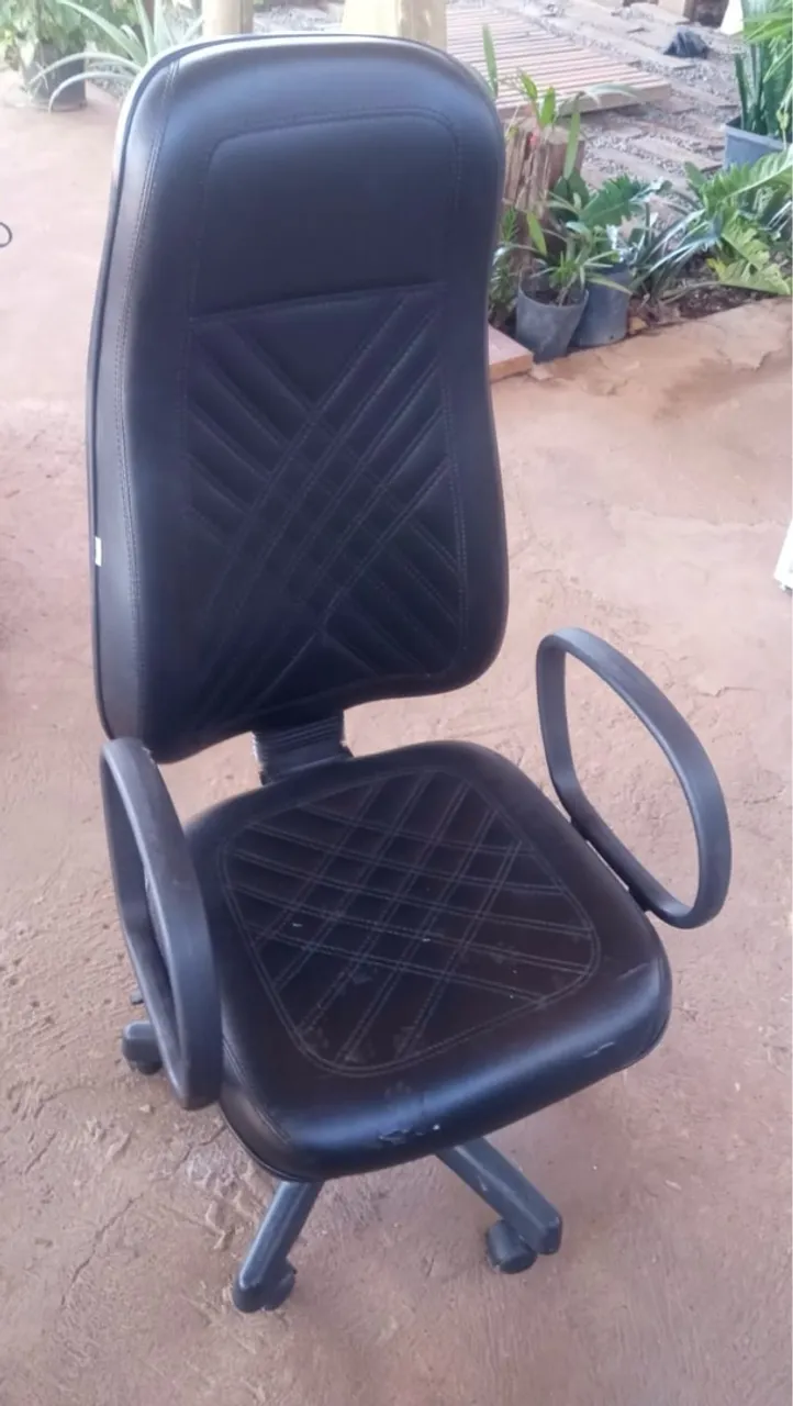 Conjunto: Cadeira de Escritório Ergonômica Preta e cadeiras espera estofadas