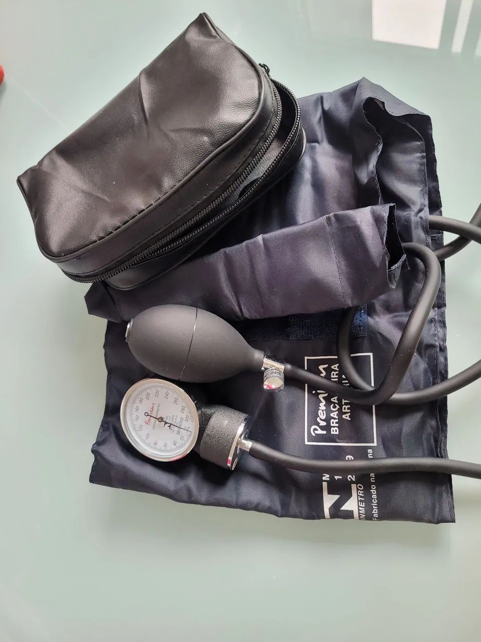 Aparelho de pressão arterial manual. Esfigmomanômetro