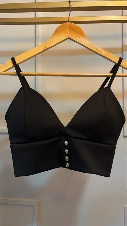 Top cropped preto com botões e bojo