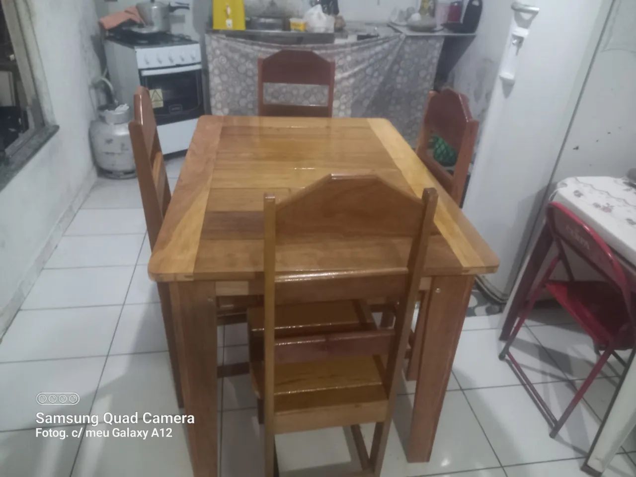 Mesa de Jantar em Madeira Maciça com 4 cadeiras