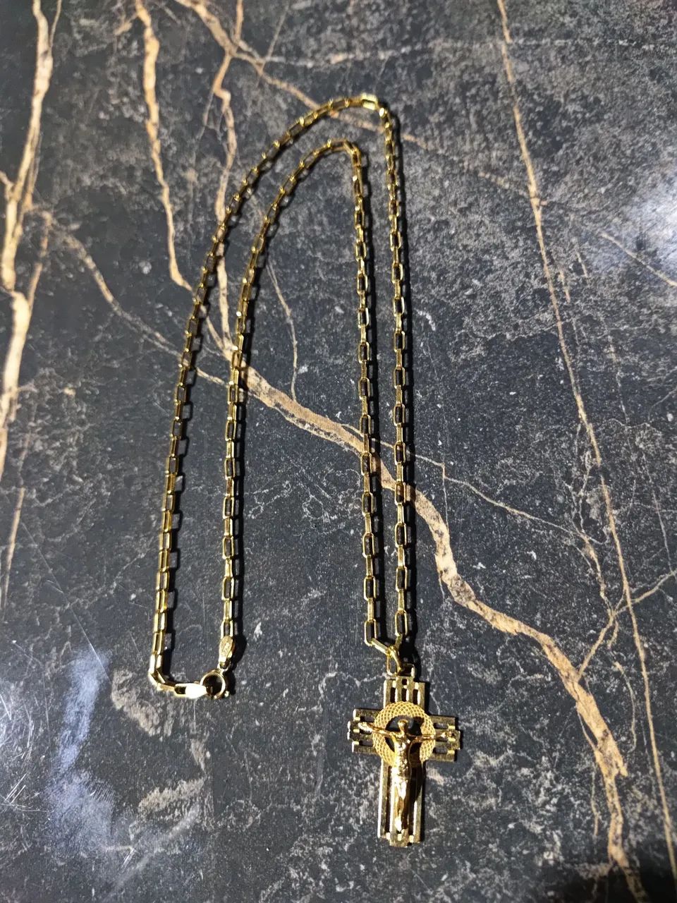 Cordão de ouro com crucifixo