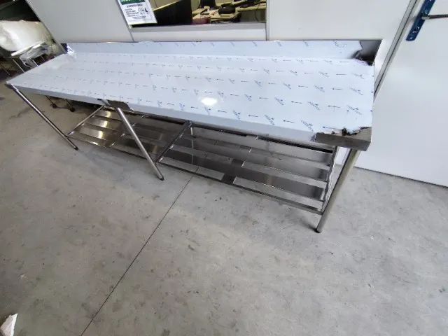 Bancada de Inox 1,10m com Prateleira Gradeada e Rodobança