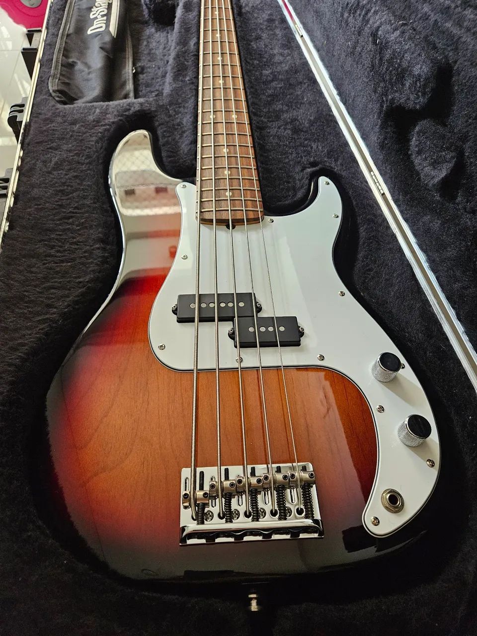 Baixo Fender American Precision Standard V