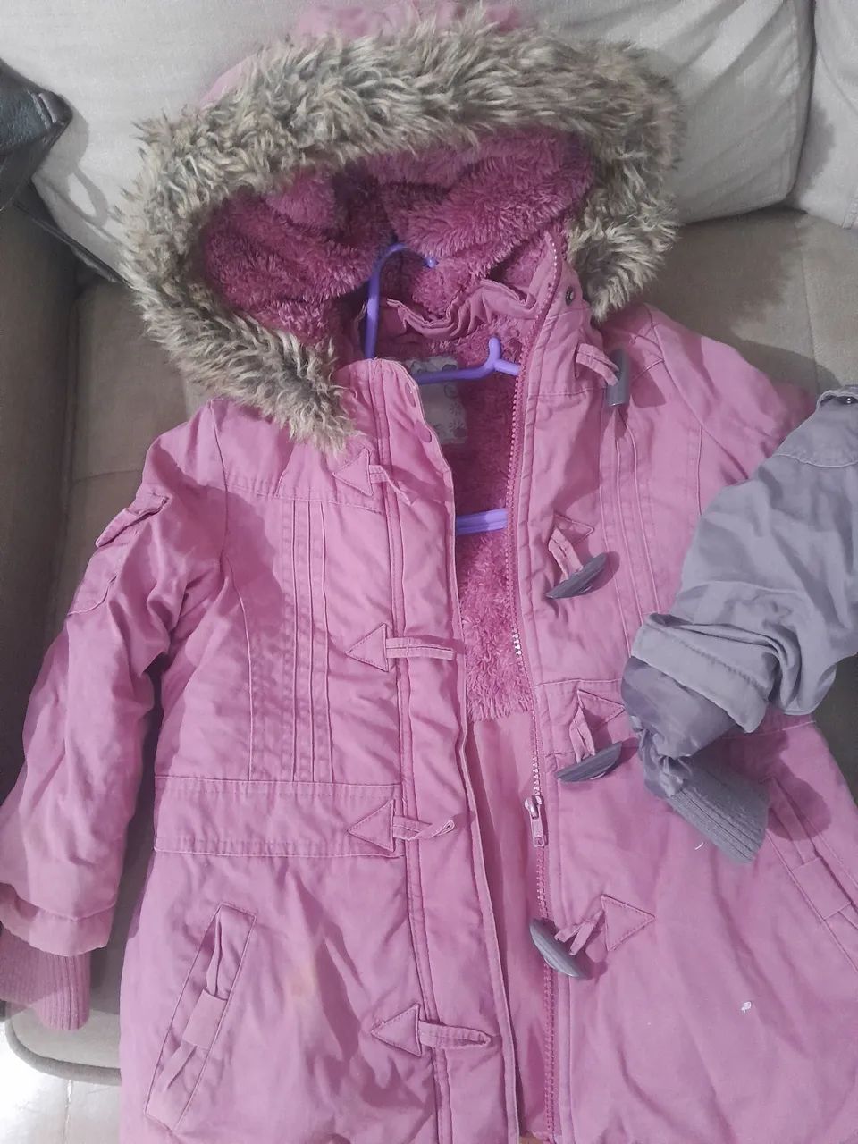 Casaco Rosa Infantil com Capuz, é cor cinza