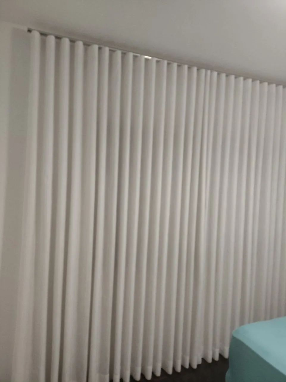 Cortinas de tecido branca com forro em linho e trilho suíço  - Foto 2