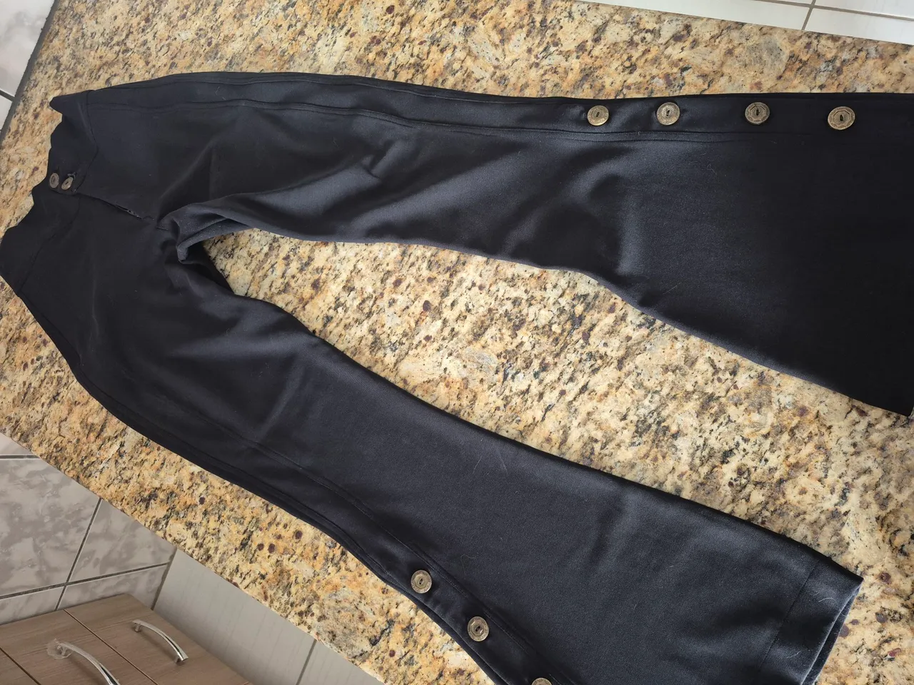 Calça preta com botões laterais
