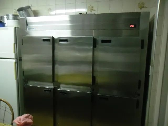 Geladeira Câmara em Inox 6 portas + Geladeira expositora vertical Coca Cola + Balcões e...